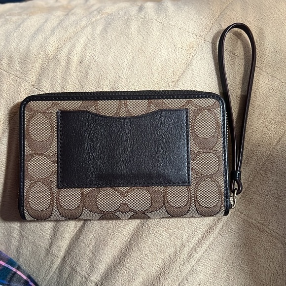 ***Coach wristlet - Picture 2 of 4